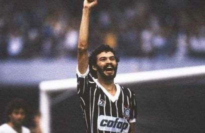 El 4 de diciembre de 2011, el futbolista, médico y activista brasileño Sócrates falleció en São Paulo a los 57 años. Considerado uno de los mejores mediocampistas de todos los tiempos, marcó 22 goles con la selección brasileña.