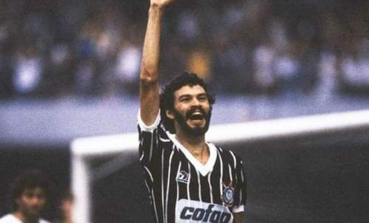 El 4 de diciembre de 2011, el futbolista, médico y activista brasileño Sócrates falleció en São Paulo a los 57 años. Considerado uno de los mejores mediocampistas de todos los tiempos, marcó 22 goles con la selección brasileña.