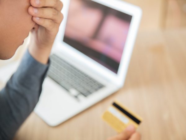 SRI actualiza normativa para declaración del Impuesto a la Salida de Divisas en compras con tarjeta en el exterior