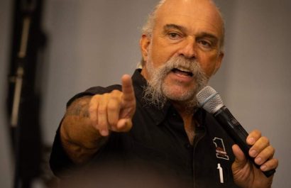 Sam Childers, conocido como el “Predicador de la Ametralladora”, pasó de ser un traficante de drogas y miembro de una banda de motociclistas
