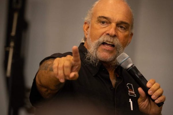 Sam Childers, conocido como el “Predicador de la Ametralladora”, pasó de ser un traficante de drogas y miembro de una banda de motociclistas