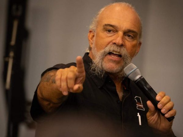 Sam Childers, conocido como el “Predicador de la Ametralladora”, pasó de ser un traficante de drogas y miembro de una banda de motociclistas
