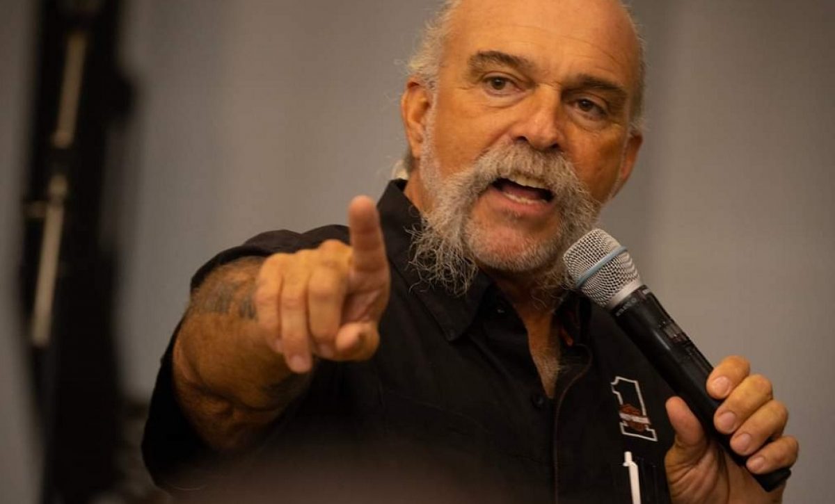 Sam Childers, conocido como el “Predicador de la Ametralladora”, pasó de ser un traficante de drogas y miembro de una banda de motociclistas