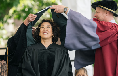Sandra Oh, icónica actriz de 'Grey’s Anatomy', ahora es una doctora en la vida real