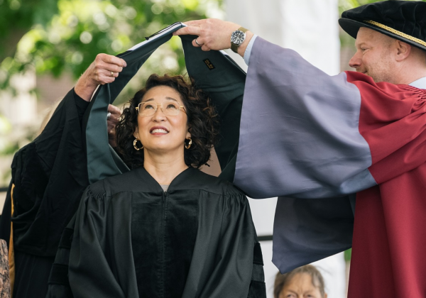 Sandra Oh, icónica actriz de 'Grey’s Anatomy', ahora es una doctora en la vida real