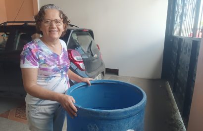 Eliana Barreiro, del barrio Santa Ana, en la parroquia Eloy Alfaro, señala que no reciben agua potable desde hace tres meses.