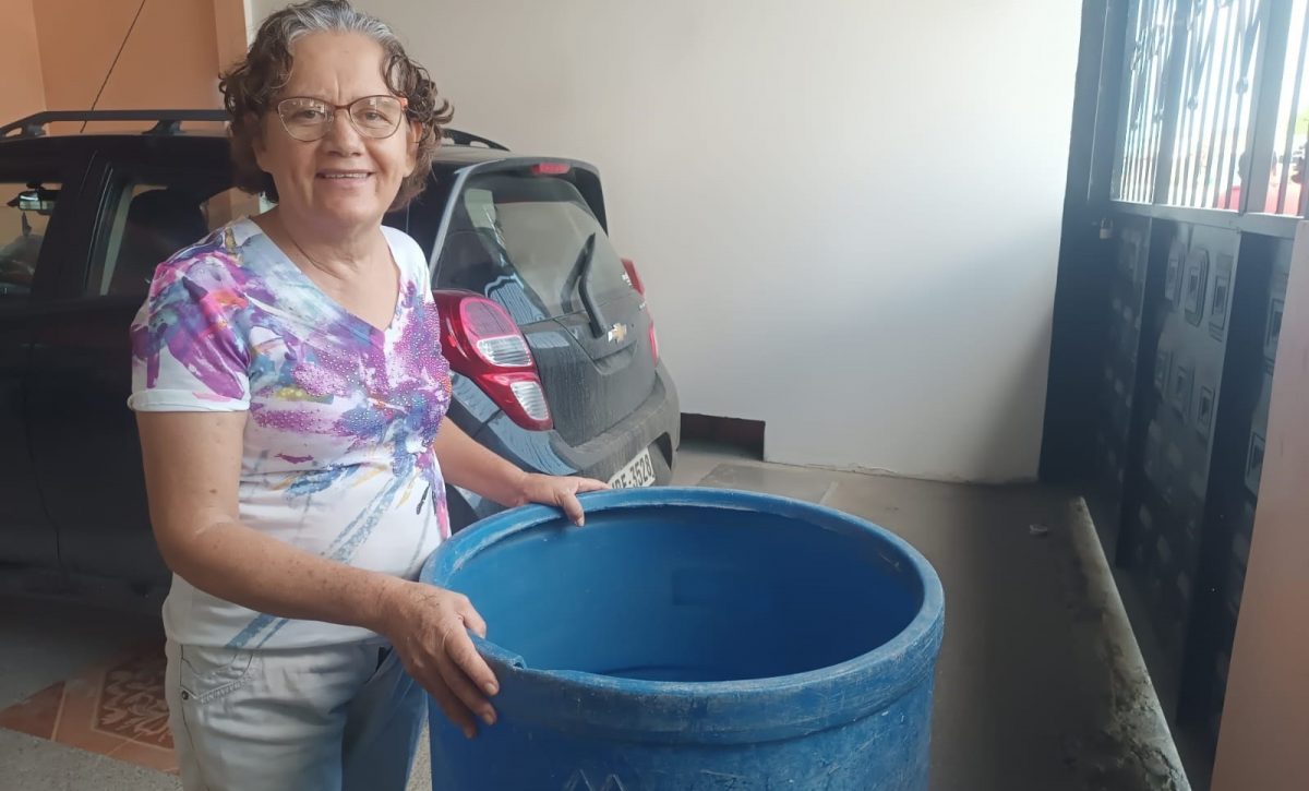 Eliana Barreiro, del barrio Santa Ana, en la parroquia Eloy Alfaro, señala que no reciben agua potable desde hace tres meses.