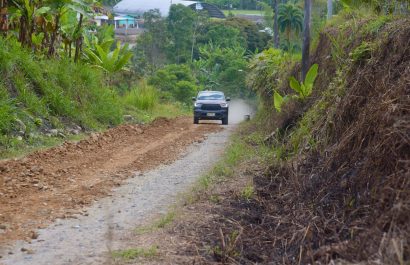 Santo Domingo Inicia mantenimiento de 13 km de vía en comunidad Tsáchila