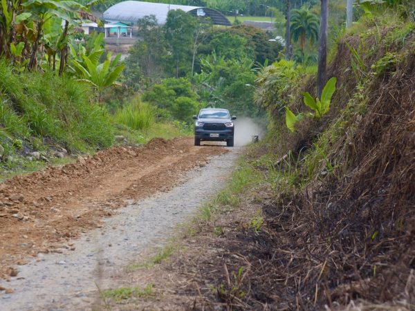 Santo Domingo Inicia mantenimiento de 13 km de vía en comunidad Tsáchila