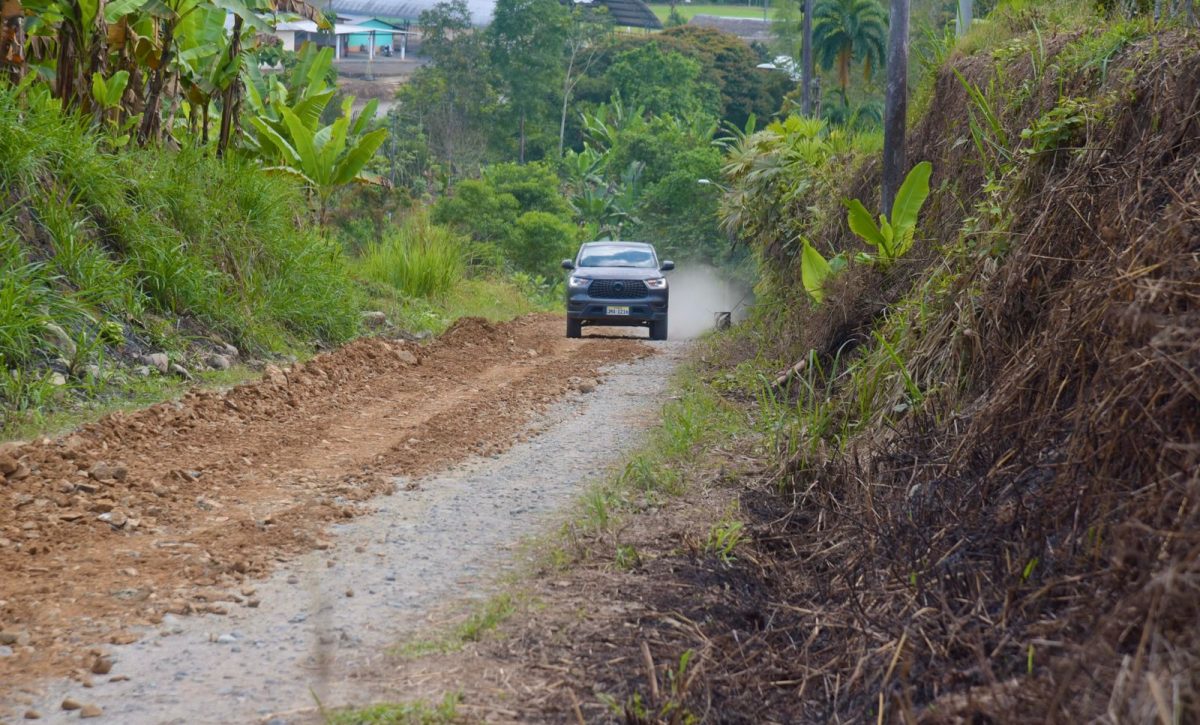 Santo Domingo Inicia mantenimiento de 13 km de vía en comunidad Tsáchila