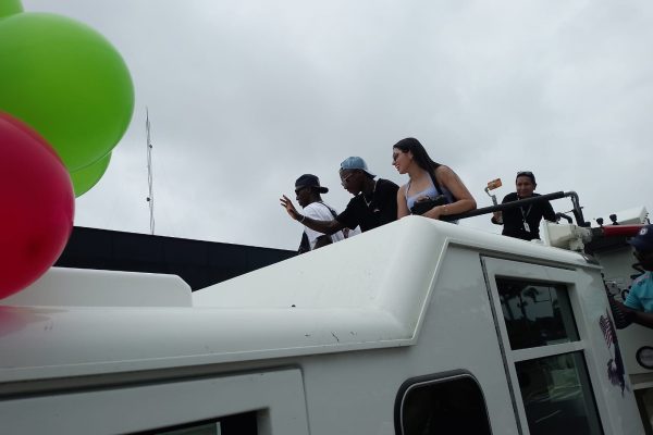 Santo Domingo de los Tsáchilas recibe a Moisés Caicedo, su hijo pródigo, con una gran caravana