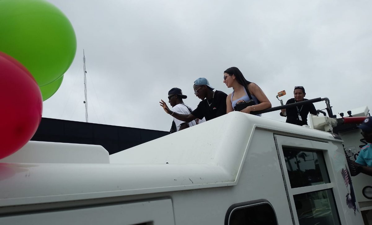 Santo Domingo de los Tsáchilas recibe a Moisés Caicedo, su hijo pródigo, con una gran caravana