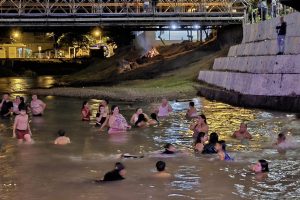 Se cree que bañarse en un río a la medianoche del 24 de junio rejuvenece, purifica el alma y atrae la buena suerte.