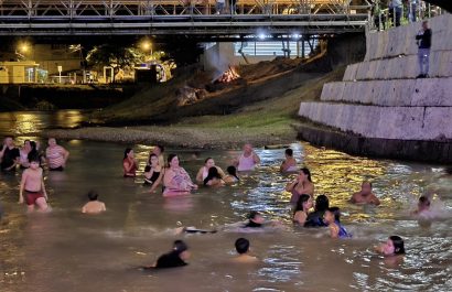 Se cree que bañarse en un río a la medianoche del 24 de junio rejuvenece, purifica el alma y atrae la buena suerte.