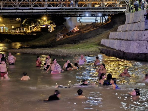 Se cree que bañarse en un río a la medianoche del 24 de junio rejuvenece, purifica el alma y atrae la buena suerte.