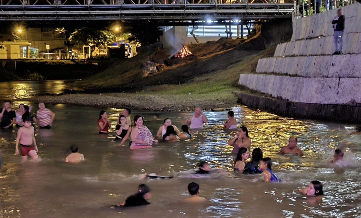 Se cree que bañarse en un río a la medianoche del 24 de junio rejuvenece, purifica el alma y atrae la buena suerte.