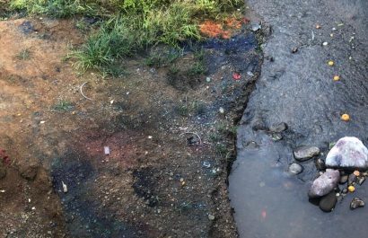 Según los testimonios, el agua que utilizan a diario para bañarse, lavar ropa y otros usos domésticos, está siendo contaminada con grasas y material de pintura.