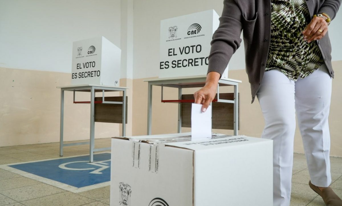 Segunda vuelta electoral: Esto le sucedió a un adolescente y a una mujer por tomarle foto a la papeleta durante su votación. CNE.