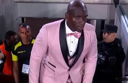 Segundo Castillo con vestimenta rosa para la Copa Libertadores.