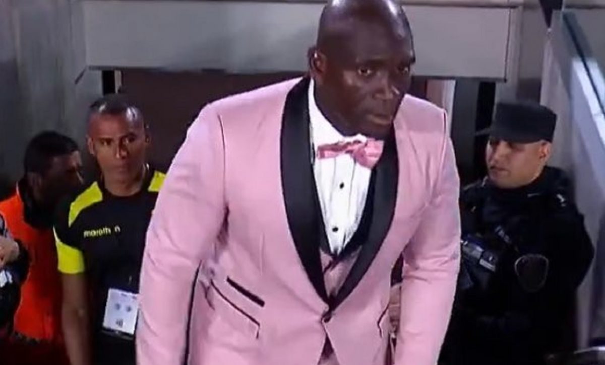 Segundo Castillo con vestimenta rosa para la Copa Libertadores.