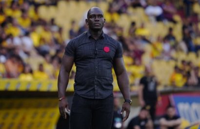 Segundo Castillo, entrenador de Barcelona SC, utilizando uno de los pines.