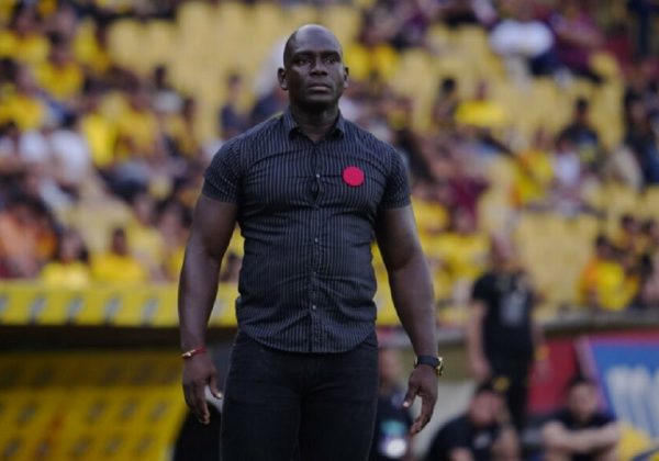 Segundo Castillo, entrenador de Barcelona SC, utilizando uno de los pines.
