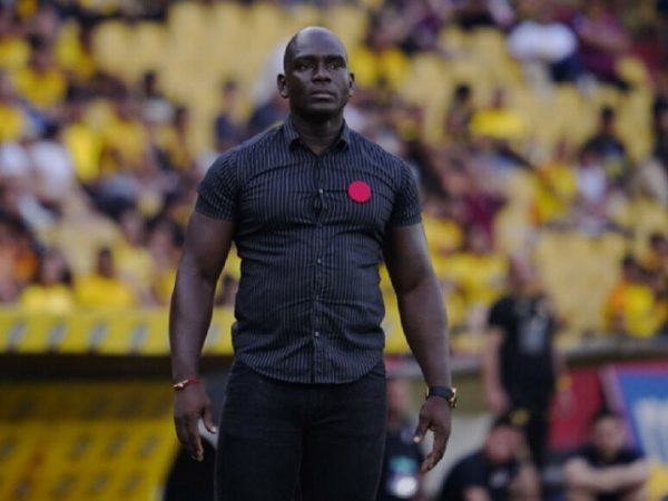 Segundo Castillo, entrenador de Barcelona SC, utilizando uno de los pines.