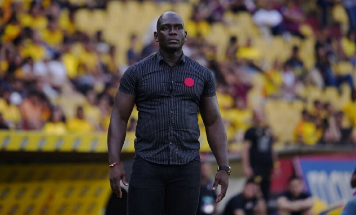 Segundo Castillo, entrenador de Barcelona SC, utilizando uno de los pines.