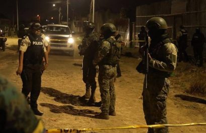 Seis personas, incluida una adolescente, resultaron asesinadas durante un ataque armado perpetrado por quince sicarios.