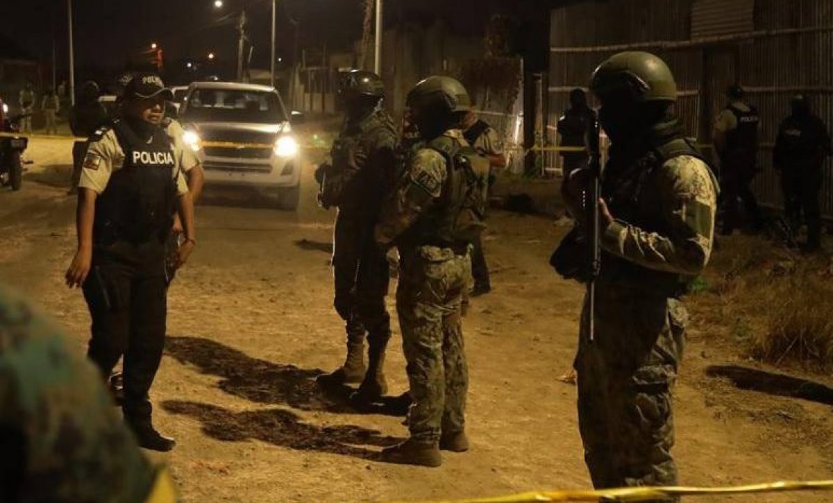 Seis personas, incluida una adolescente, resultaron asesinadas durante un ataque armado perpetrado por quince sicarios.