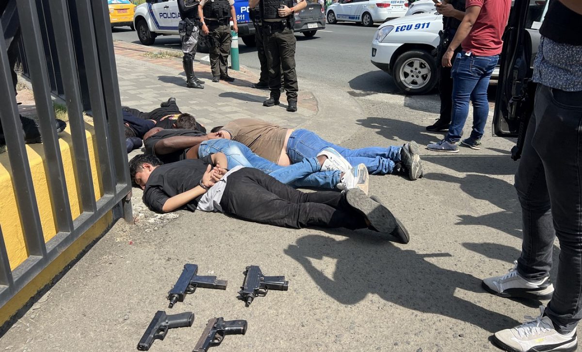 Seis presuntos sicarios e integrantes del grupo delictivo Los Lobos cayeron durante un operativo policial en Manta.