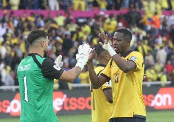 Hernán Galíndez (i) y Willian Pacho forman parte de la nómina tricolor.