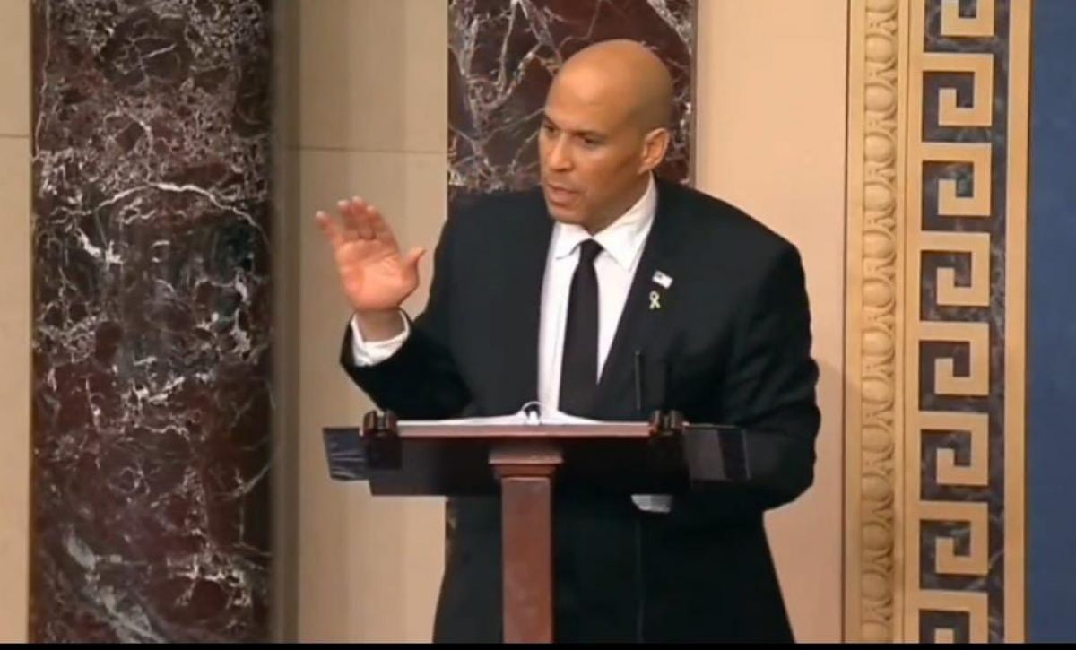 Senador Cory Booker habla más de 20 horas en el Senado ¿qué dijo contra Donald Trump?