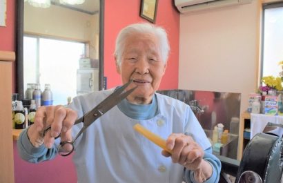 Shitsui Hakoishi, una japonesa de 108 años, ha sido reconocida por Guinness World Records como la barbera más longeva del mundo.