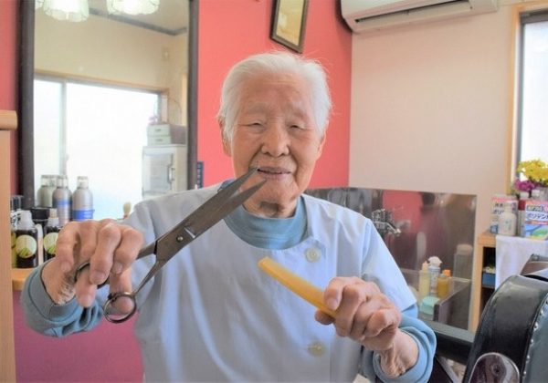 Shitsui Hakoishi, una japonesa de 108 años, ha sido reconocida por Guinness World Records como la barbera más longeva del mundo.