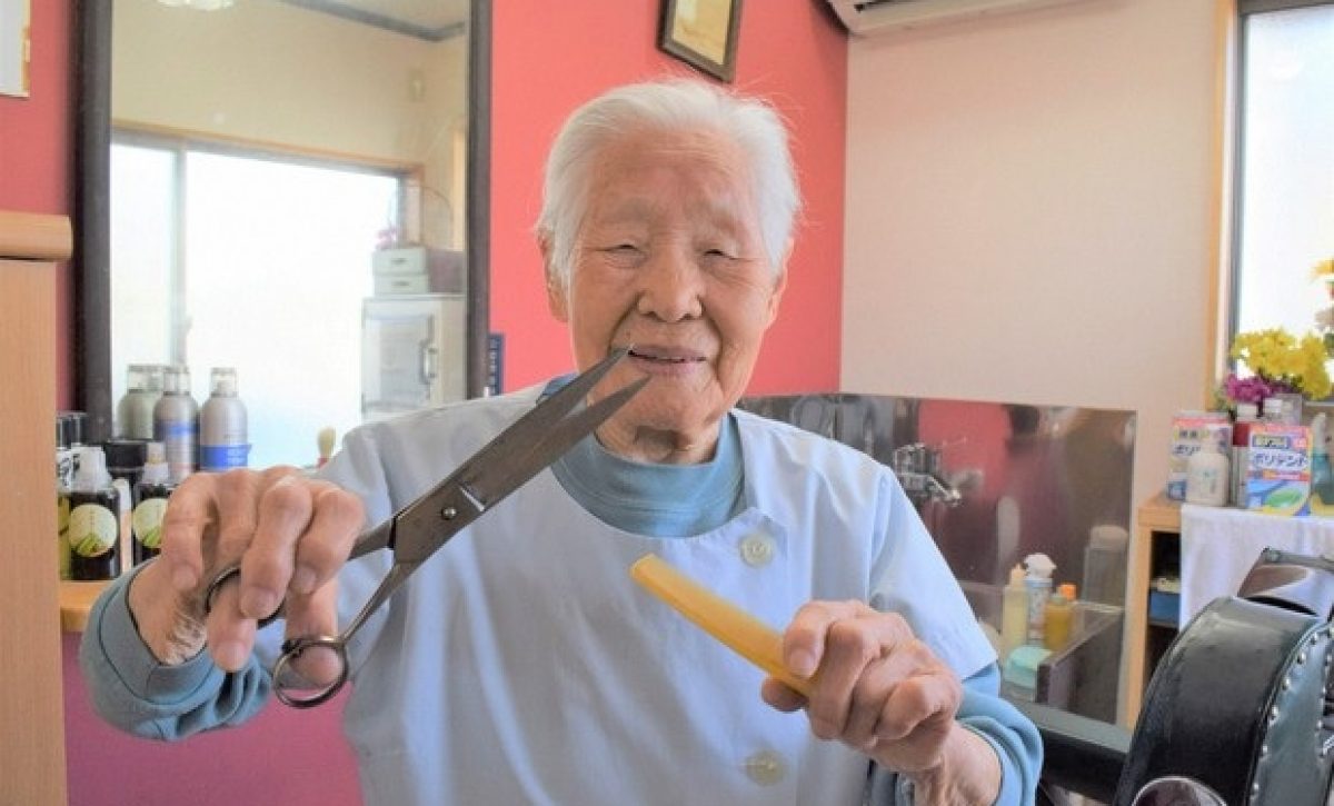 Shitsui Hakoishi, una japonesa de 108 años, ha sido reconocida por Guinness World Records como la barbera más longeva del mundo.