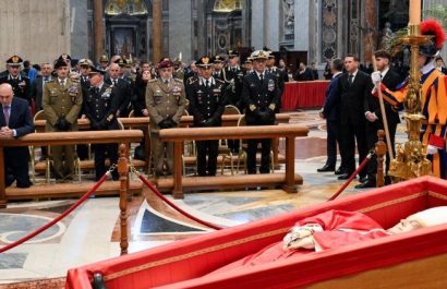 Siga en tiempo real el segundo día de Capilla Ardiente del papa Francisco en la Basílica de San Pedro