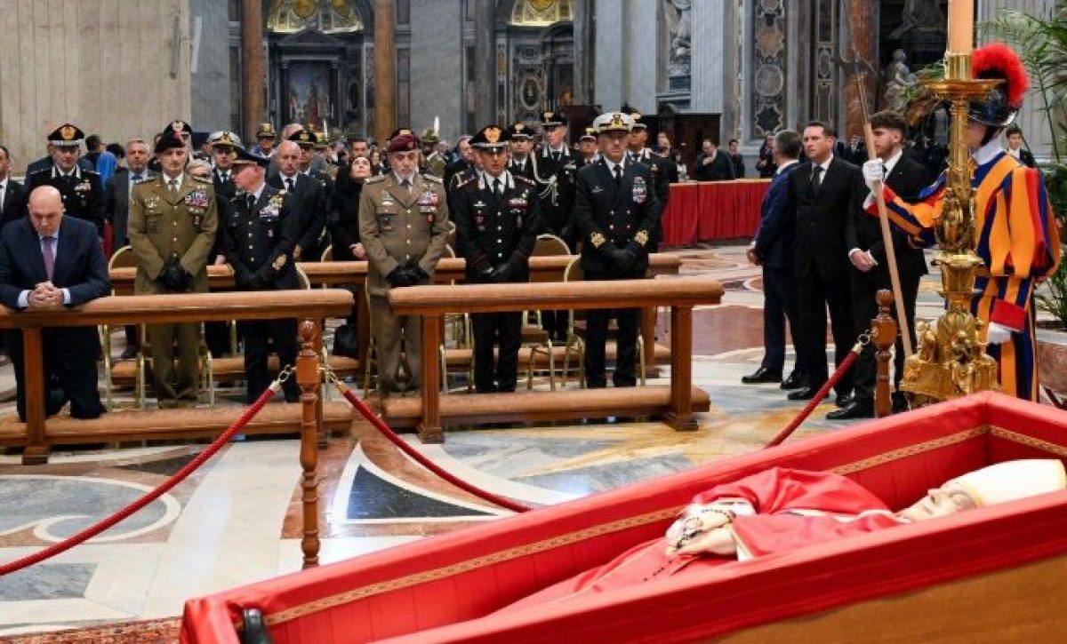 Siga en tiempo real el segundo día de Capilla Ardiente del papa Francisco en la Basílica de San Pedro