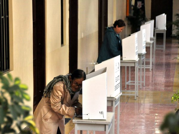 Silencio del CNE ante fotos al voto genera incertidumbre y debate legal