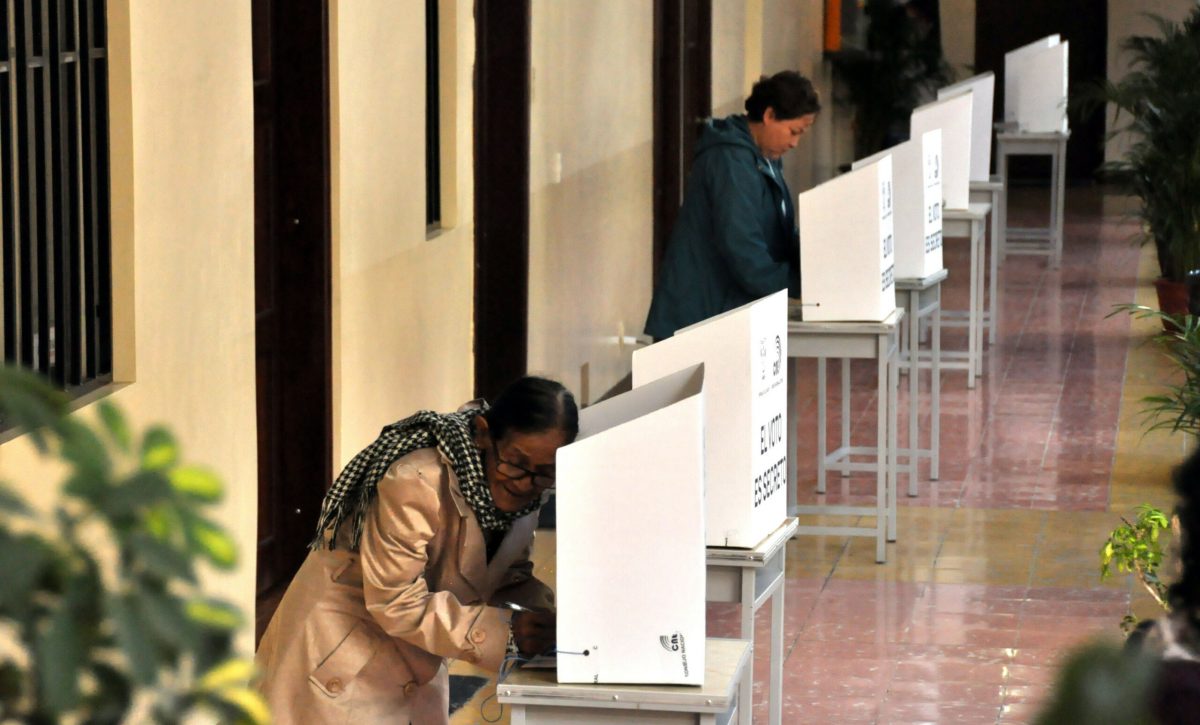 Silencio del CNE ante fotos al voto genera incertidumbre y debate legal