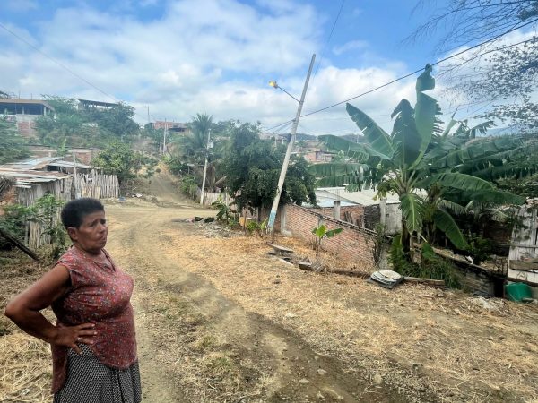 Sin agua y con postes en riesgo: El abandono de la ciudadela Fabián Palacios de Portoviejo