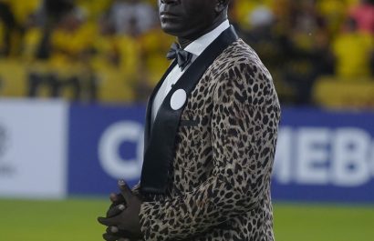 Técnico de Barcelona SC, Segundo Castillo, vuelve a sorprender con traje atigrado en duelo ante River