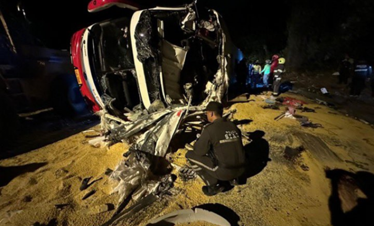 Choque entre bus interprovincial y camión deja cinco muertos y 19 heridos en Esmeraldas