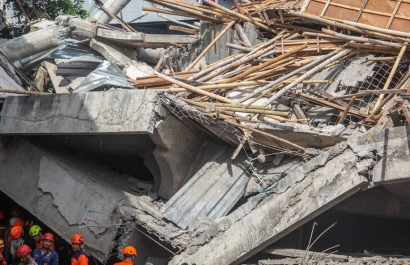 Tragedia en Indonesia: rezaban en la escuela cuando el edificio se desplomó