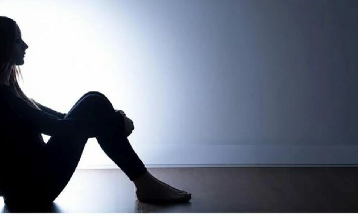 Vivía en la oscuridad y abandono: mujer ciega pasó varios días junto al cadáver de su hermano sin saberlo