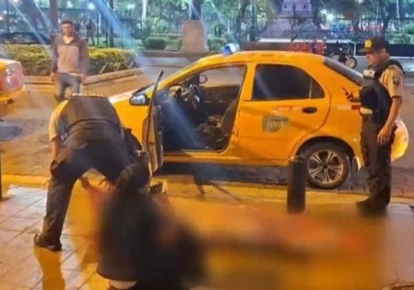 A un taxista lo asesinaron a tiros frente al Parque Centenario, en Guayaquil. El crimen ocurrió la noche del lunes 23 de junio de 2025,