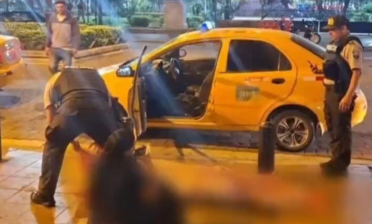 A un taxista lo asesinaron a tiros frente al Parque Centenario, en Guayaquil. El crimen ocurrió la noche del lunes 23 de junio de 2025,