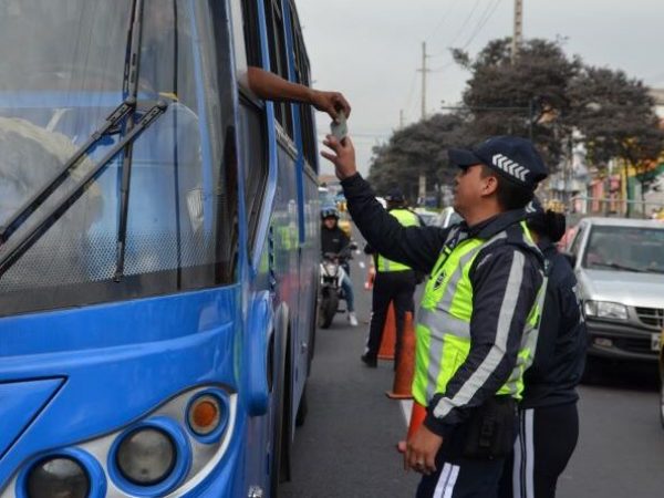 Sistema de buses urbanos en Quito cambiará recorridos y forma de cobro desde agosto