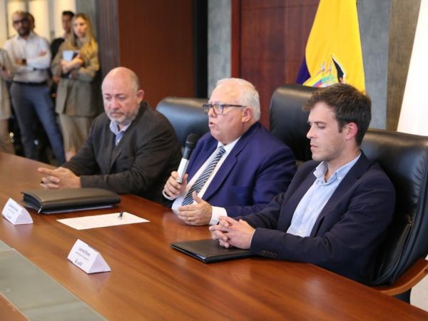 Sistema eléctrico de Ecuador se mantiene estable tras suspensión de hidroeléctricas, según viceministro de energía