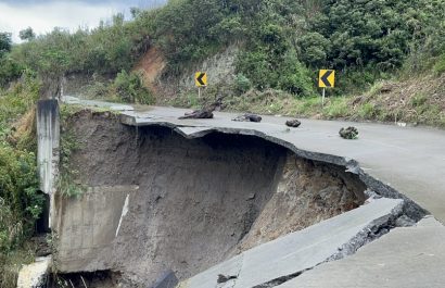 Socavón interrumpe tránsito en carretera Paute-Guarumales-Méndez